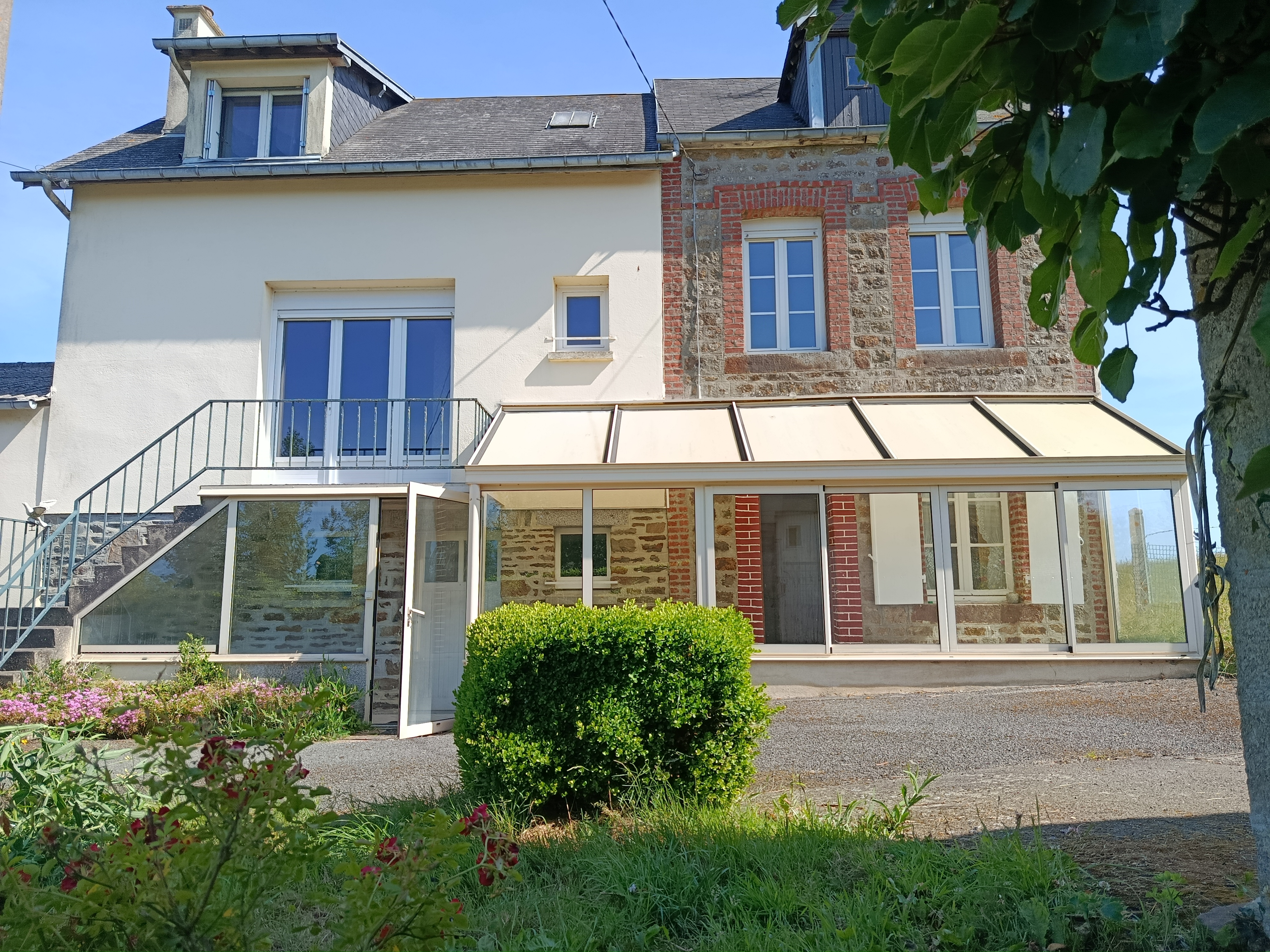 Maison sur 2 niveaux · terrain 1 000 m² à Saint-Georges-des-Groseillers