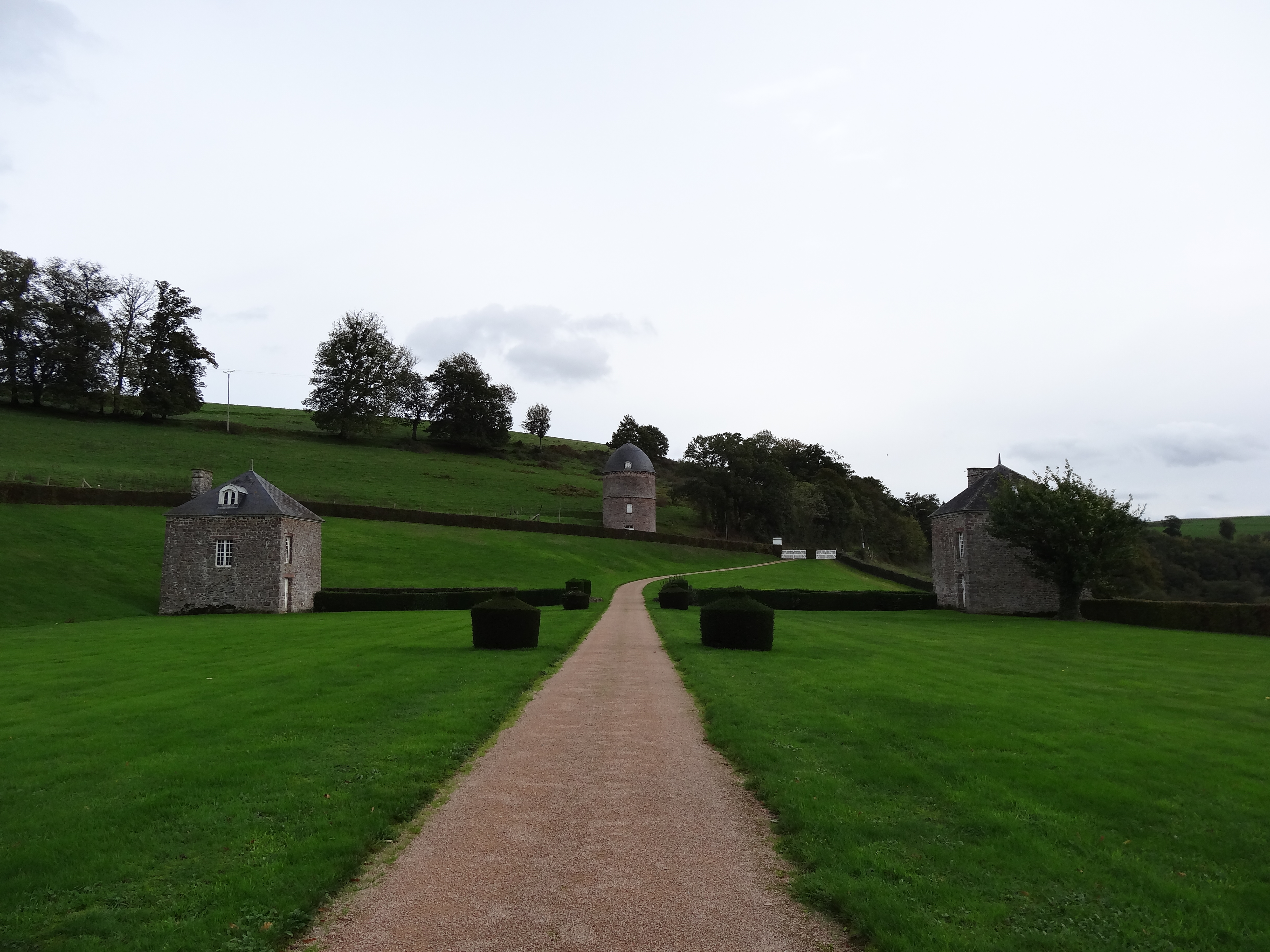 Pavillons et colombier du château de Pontécoulant, dans le Bocage normand